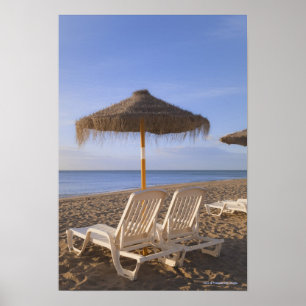Poster Chaises de plage de sable avec le parapluie