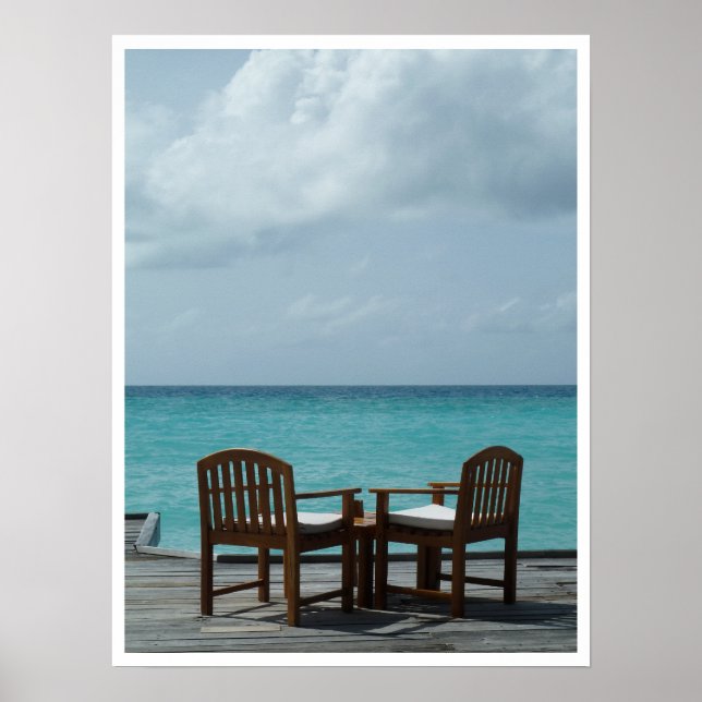 Poster Chaises sur un quai en bord de mer (Devant)