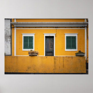 Poster Charmante façade jaune avec des volets verts