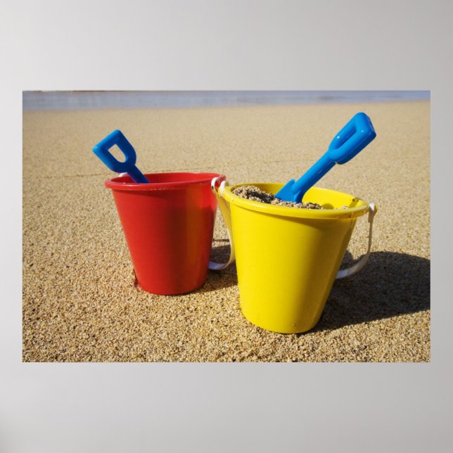 Poster Chaussures Et Chaussures Sur La Plage De Sable (Devant)