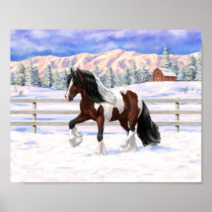 Poster Cheval de trait Gypsy Vanner Pinto bai en neige