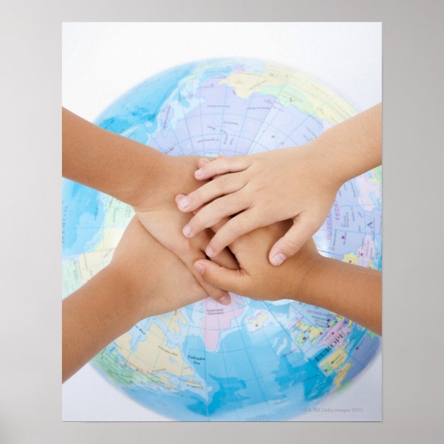 Poster Chevauchement des mains et un globe (Devant)
