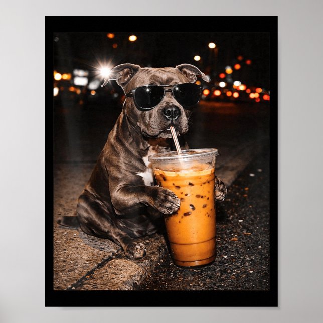 Poster Chien Pitbull Buvant un Café Glacé avec des Lunett (Devant)