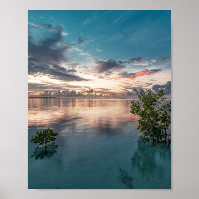 Poster ciel bleu avec nuages rouges et noirs réfléchis su (Devant)