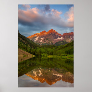 Poster Cloches Marron réfléchies dans le lac Maroon calme