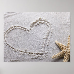 Poster Coeur tiré dans le sable à la plage avec Modèle St