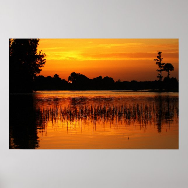 Poster Coucher de soleil doré Derrière un lac (Devant)