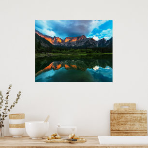 Poster Coucher de soleil enflammé sur les montagnes au la