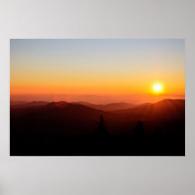 Coucher de soleil orange romantique en montagne