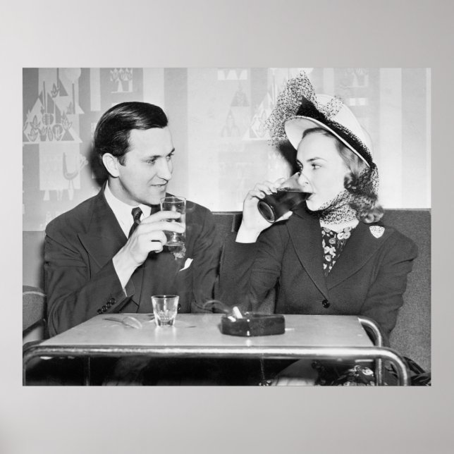 Poster Couple assis ensemble dans un restaurant flirtant  (Devant)
