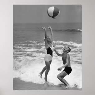 Poster Couples jouant avec un Beachball