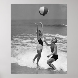 Poster Couples jouant avec un Beachball