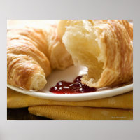 Croissant avec confiture dans l'assiette