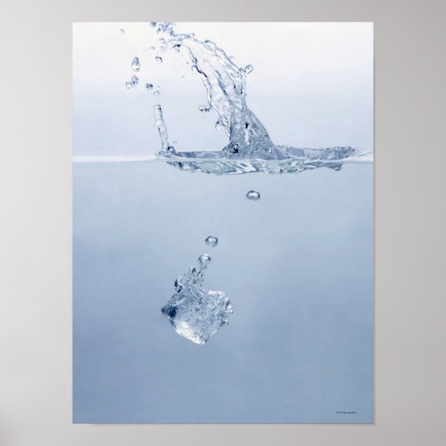Poster Cube de glace éclaboussant dans l'eau (Devant)