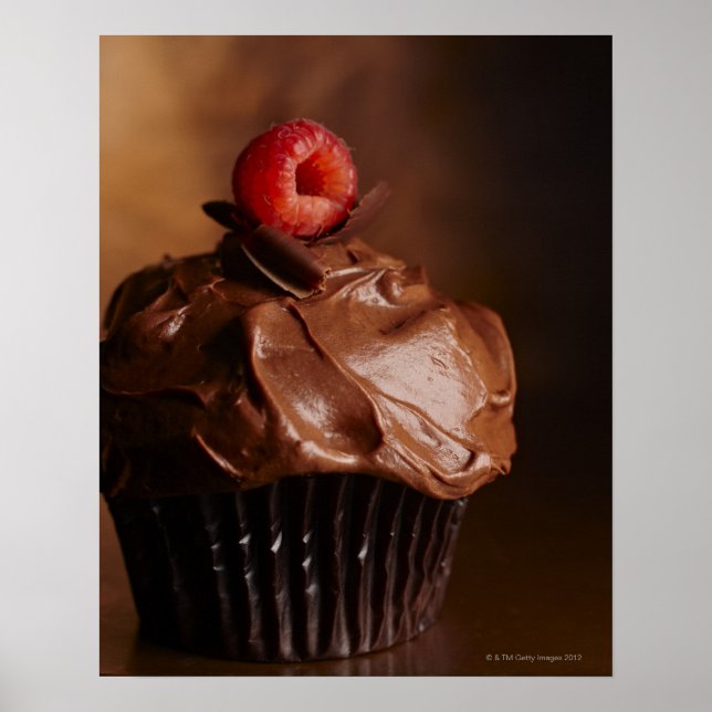 Poster Cupcake au chocolat avec garniture de framboise (Devant)
