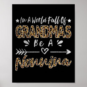 Poster Dans Un Monde Plein De Grandmas Soyez Un Nonnina I