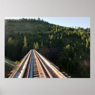 Poster de 28 po x 20 po sur le chevalet de demi-lu