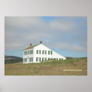 Poster Demi-Moon Bay House sur une colline