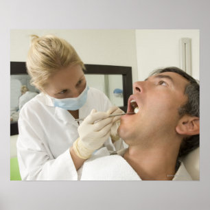 Poster Dentiste femme examinant un homme