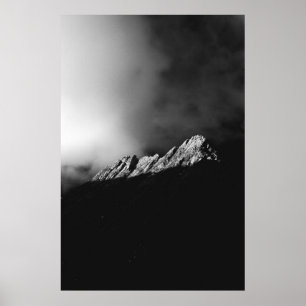 Poster Derniers rayons du soleil sur la montagne en noir 