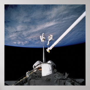 Poster Des astronautes conduisent une marche spatiale au-