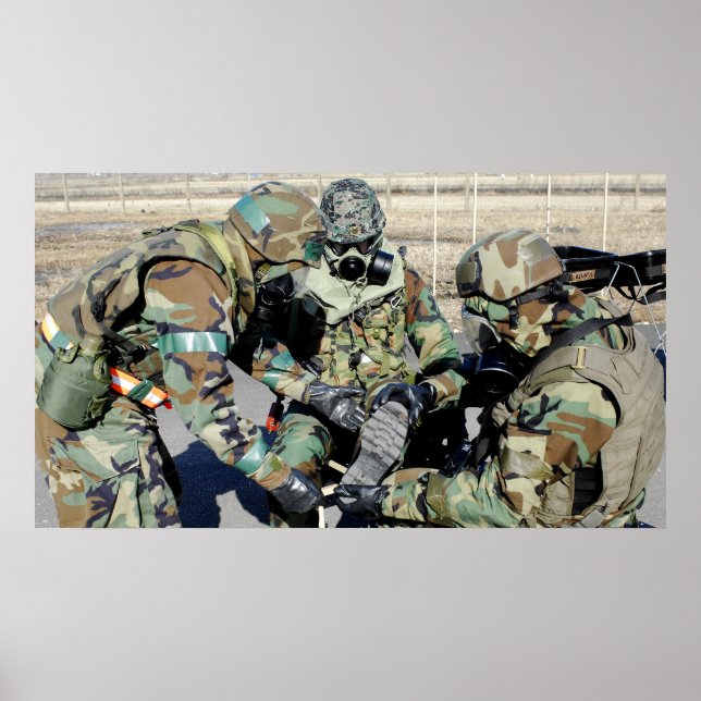 Poster Des aviateurs aident un soldat de l'armée de terre (Devant)