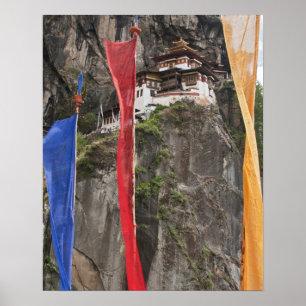 Poster Des drapeaux de prière pendent près de Taktshang