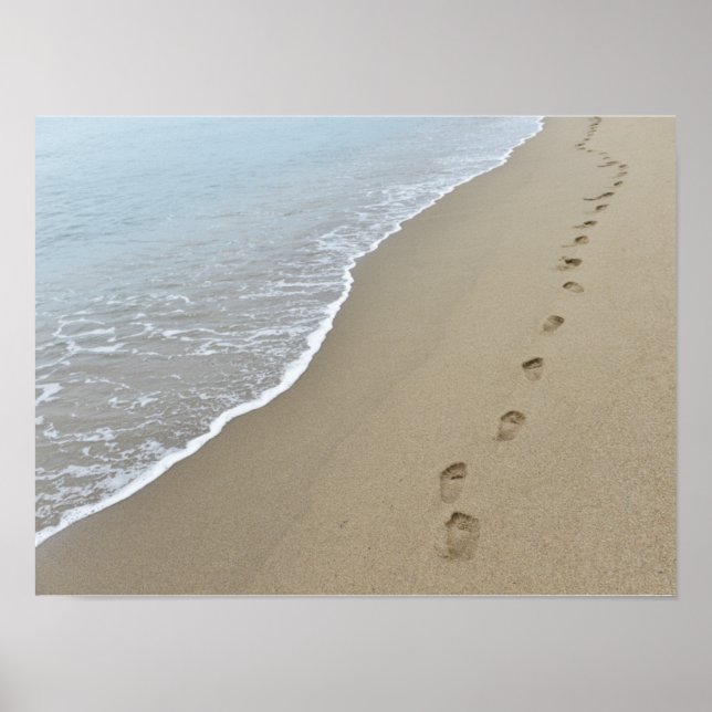 Poster Des empreintes de pieds dans le sable. (Devant)