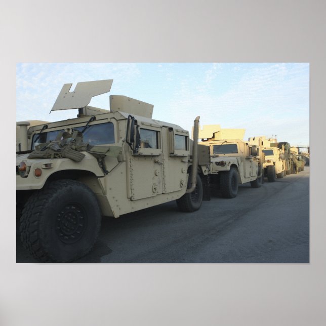 Poster Des Humvees s'assoient sur la jetée de Morehead Ci (Devant)