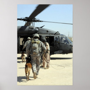 Poster Des maîtres-chiens militaires embarquent un hélico
