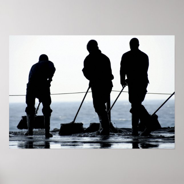 Poster Des marins balaient la baie du hangar (Devant)