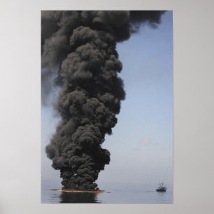 Poster Des nuages sombres de fumée et de feu émergent