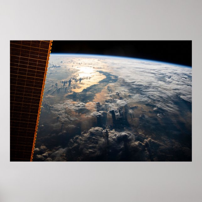 Poster Des Poutres Sunglint Au Large De La Mer Des Célèbe (Devant)