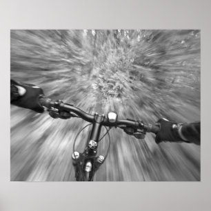 Poster Descendre une section lisse de piste cyclable