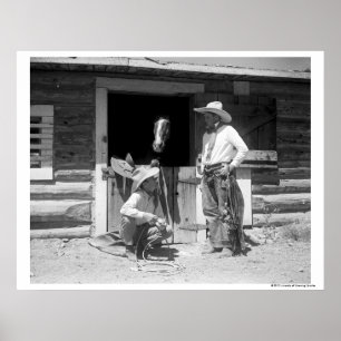 Poster Deux cow-boys debout à côté d'une grange avec un c