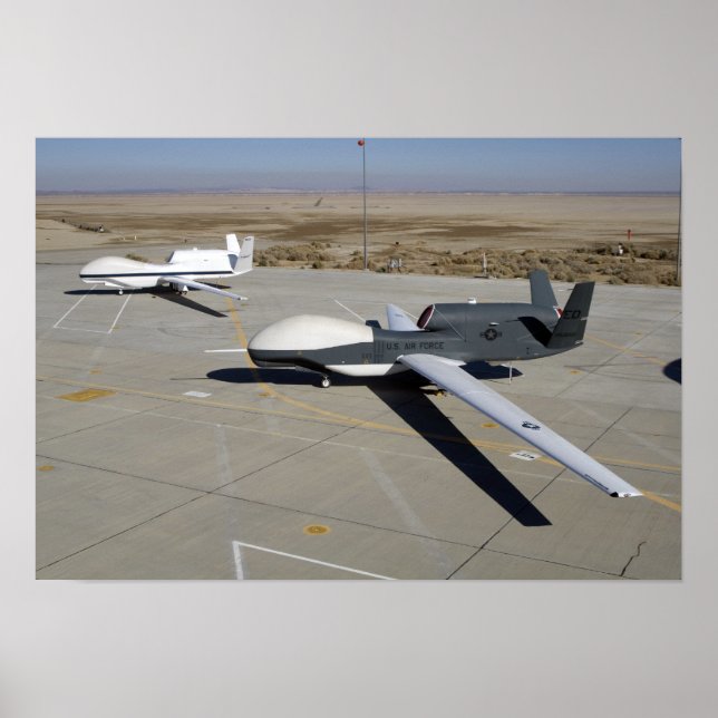 Poster Deux Global Hawks stationnés sur une rampe (Devant)