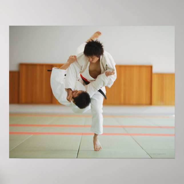 Poster Deux hommes en compétition dans un match de Judo (Devant)