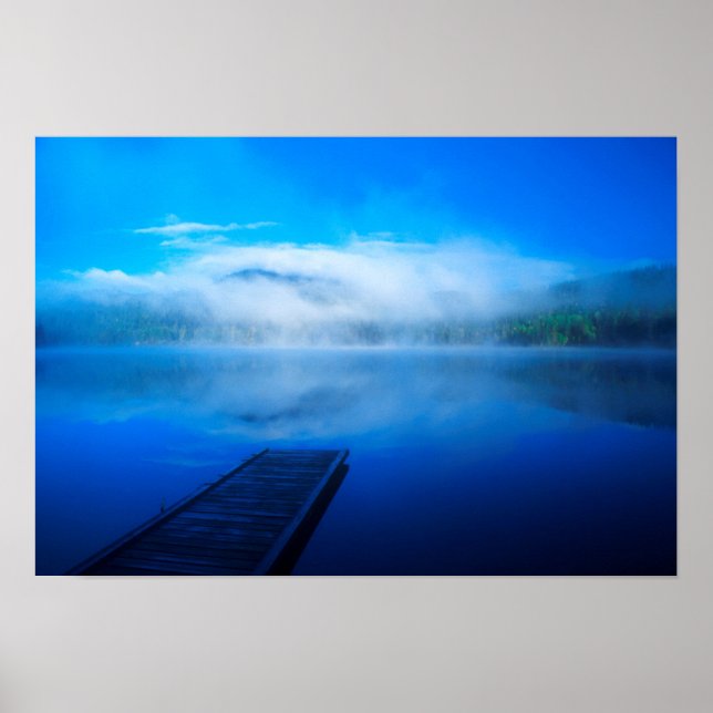 Poster Dock on calm misty lake, Californie (Devant)
