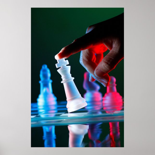 Poster Doigt inclinant un morceau d'échecs sur le plateau (Devant)