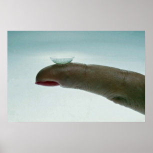 Poster Doigt tenant une lentille de contact