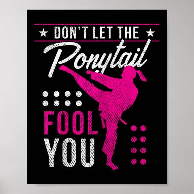 Poster Dont Let The Ponytail Fool You Funny Karate Girl  (Devant)