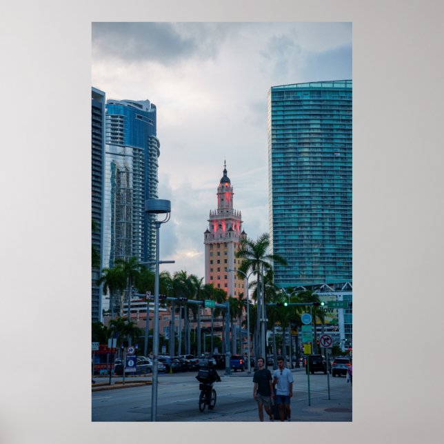 Poster Downtown Miami Skyline avec Freedom Tower à Dusk (Devant)