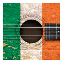 Drapeau irlandais sur la vieille guitare acoustiqu