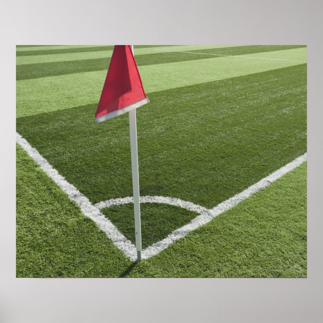 Poster Drapeau rouge du coin sur le terrain de football (Devant)