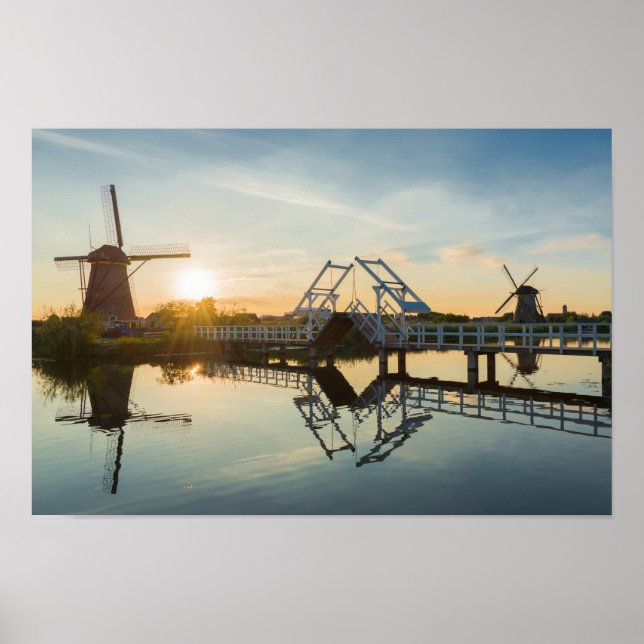 Poster Drawbridge et moulins à vent au coucher du soleil  (Devant)