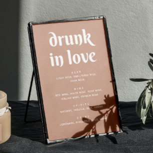 Poster Drunk in love. Boissons mariages modernes rose pâl