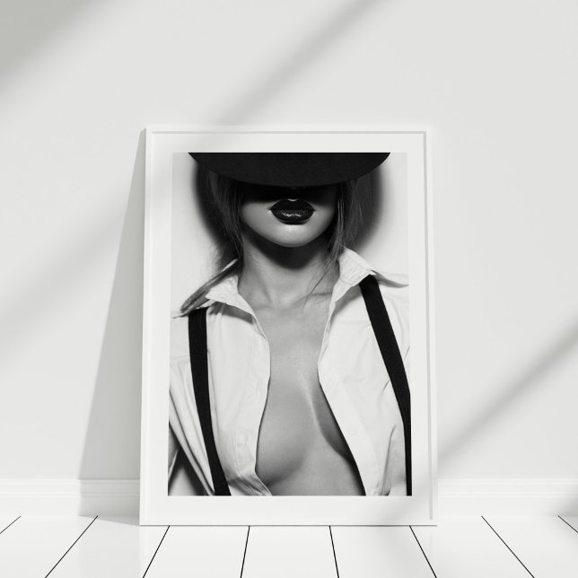 Poster du modèle de mode sexy noir et blanc (Black and White Sexy Fashion Model Poster in white frame on white wooden floor.)