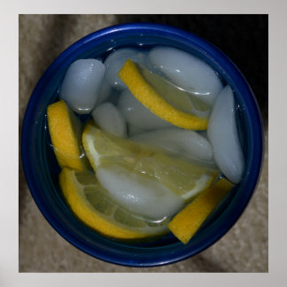 Poster Eau de glace au citron dans une coupe bleue