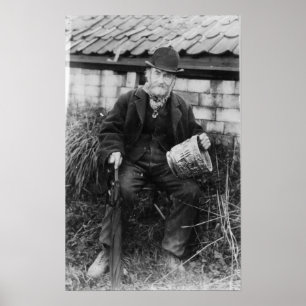 Poster Edward Bingham tenant l'un de ses Châteaux