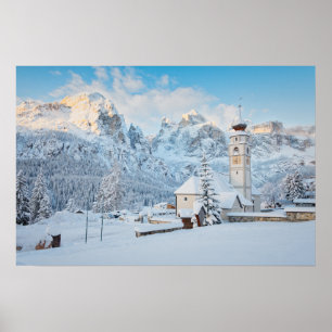 Poster Église couverte de neige avec fond de montagne